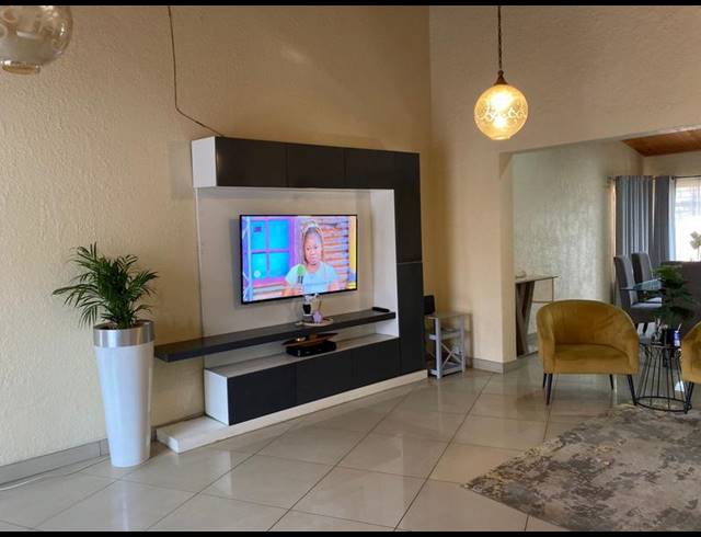 5 BEDROOM HOUSE FOR SALE IN NEW STATE AREA